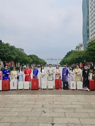 Retreat group with FLYCO luggage